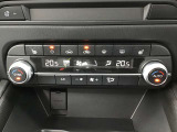 フルオートエアコンなので温度だけあわせていれば、室内は快適温度に!シートヒーターとステアリングヒーターも付いています!