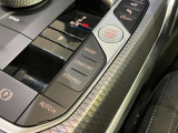 【走行モード】(ECO PRO)エンジンレスポンスやシフトプログラムを最適化します。(COMFORT)バランスの取れた走行モード。(SRORT)回転数を上げ、スポーティーな走りをお楽しみいただけます。
