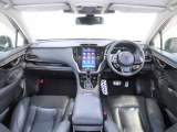 Aピラー後方の特徴的な三角窓の採用で死角も少なく視認性の良い運転席からの眺めです!!