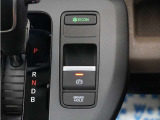 電子制御パーキングブレーキ搭載で指一本で簡単に操作することができます。さらに停車中に、ブレーキペダルを踏み続けなくても、自動的にブレーキを保持する機能である、オートマチックブレーキホールド付きです。
