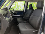 運転席周りも広々としており、運転しやすい設計です。視界も確保されており、安全な運転をサポートします。