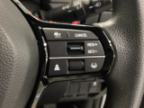 ステアリングホイールの右側がクルーズコントロールスイッチです。アクセルペダルを踏まずに一定走行が出来るので、高速道路での走行がグッと快適になります。