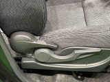 運転者の体格に合わせて運転席の座面の高さ調整ができるシートリフターが付いてます