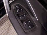【コックピットシート】BMW車の主役席。車体中央にくる様に配置し車両重心とが一致する事でドライバーと車との一体感あるドライビングを実現。人間工学に基づき形成した形状が長時間のドライブ疲労も軽減します!