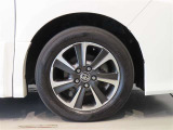 純正のアルミホイール装着車です。タイヤサイズは205/60R16です。