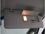運転席側サンバイザーにはバニティーミラー付が付いています!身だしなみチェックできますよ!また、駐車券などを挟めるスペースもあるのでとても便利です!
