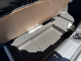 荷室下には、小さな収納もあります。
