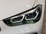 BMWのオートライトは積極的にライトをつけることにより、自車の存在を周囲に向けアピールいたします。それは安全性への配慮でもあります。