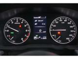 メーター中央にはカラー液晶画面が備えられ、車のインフォメーションを簡単に把握できます。