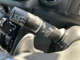 雨天時や視界不良時でも、スムーズなワイパー操作を実現するレバー。運転状況に合わせて、最適なワイパーモードを選択できます。