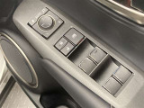 全席に電動パワーウインドウを装備。乗員それぞれが快適に操作できます。