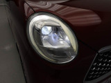 【フルLEDヘッドランプ】 白く明るい光で夜間走行の安心感を高めます。車両姿勢の変化に応じて、照射軸の上下方向が調節できるマニュアルレベリング機能付です。