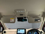 運転席のサンバイザーにはバニティーミラーも付いています。身だしなみチェックには欠かせません。
