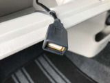 【USB接続】USB接続可能なのでスマホに入っているお気に入りの音楽を車で楽しめます!♪お気に入りの音楽で車内が快適な空間になること間違いなし!!