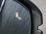 ホンダセンシングの1つであるBSI(ブラインドスポットインフォメーション)は、後方側方の視界にいる車両を検知し、ドアミラー内の表示で注意を促す安全支援機能です。