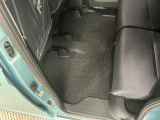 しっかりと汚れ、砂ぼこりを落とし足元まで清潔な車内空間を作り上げております♪