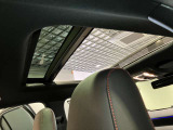 パノラミックルーフで明るい車内と開放感あるドライブをお楽しみいただけます。