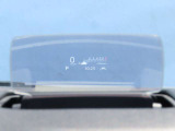 ヘッドアップディスプレイの情報が、フロントガラスに映し出され、少ない視点移動でも車の情報を得ることができます。