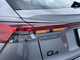 Audiのテールライトは、スタイリッシュで洗練されたデザインが特徴で、多くのモデルでLEDテールライトを採用しております。また、テールライトには動的ウィンカー機能が搭載されているモデルもあります。