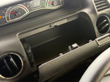 【運転席アッパーボックス】ちょっした小物からディッシュボックスまでよく使うモノの収納に便利。