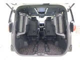 3列目を跳ね上げ収納したラゲージスペースです。荷物や乗車人数にあわせてフレキシブルにアレンジできます。荷室フロアの地上高は低く、荷物の積み降ろしも楽ですよ。