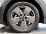 アロイは英語で合金を意味しますが、車の世界ではアルミ製のホイールを指します。大衆車のホイールは製造コストが安いスチール(鉄)でできていますが、アルミ(アルミ合金)製ホイールは軽いのが特徴です。