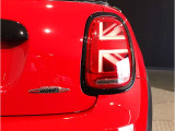 MINIのオートライトは積極的にライトをつけることにより、自車の存在を周囲に向けアピールいたします。それは安全性への配慮でもあります。
