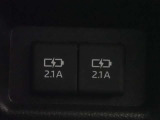 後席用のUSB充電端子。後部座席に座ってもスマホやタブレットの充電が可能、長距離ドライブも安心です!