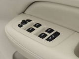 全席オートパワーウィンドウです。運転席からは全窓の操作と制御ができます。