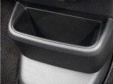 ◆センターロアボックス◆インパネ中央の下部には、ごみ箱としても使用する事ができるセンターロアボックスを装備しております。