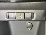 運転席/助手席シートヒータースイッチ・メディアプレイヤー接続端子・12V/120Wのアクセサリーソケットが付いています。