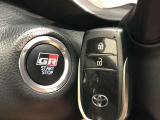 エンジンスタートスイッチです。キーが車内にあれば、エンジンの始動や停止はスイッチを押すだけ!キーを取り出す手間を省き、ワンプッシュで操作できるので簡単でスムーズです。