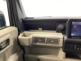 助手席前収納です。大容量設計なのでよく使う日用品など入れておくのに便利です。【アクセサリーソケット】電源からケーブルをつなげば、スマートフォンなどの電子機器の充電などを行うことができます。