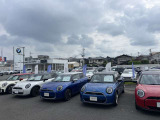 ご納車前には360度にわたる厳格な自社点検整備も実施しています。安心してお乗りいただける状態でご納車いたします。
