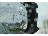隣車線を走る車両をレーダーで検知し、ドアミラーでは確認しにくい後側方エリアに存在する車両に加え、急接近してくる車両も検知します。車両を検知するとドアミラーに搭載されたLEDインジケーターが点灯します。