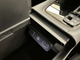 運転席の画像です。十分なスペースがあり、ゆったりした状態で運転していただけます♪