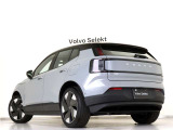 Volvo Cars appで車にリモートアクセスして、空調機能の操作や車の施錠・開錠、ソフトウェア更新などが可能です。エアコンやシートヒーターを操作して、出発前に車内を快適な温度に整えられます。