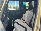 使いやすい収納スペースが、細々とした荷物の整理に便利です。運転席周りの機能性も充実しています。