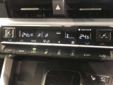 運転席、助手席別々に温度設定ができるデュアルエアコン装備です。男性が暑いと感じても、女性は寒いと感じる、そんな時の車内温度を別々に調節できるので、ストレスなくドライブをお楽しみいただけます。