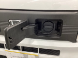 急速充電は車内のボタンを操作して開け、あとは充電コネクターを差すだけで充電開始します。簡単な充電操作と、フタの開け方を変えることで差し間違いを防げる安心感。