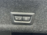 電動リアゲート装備。バンパー下でのキックオープン&クローズ機能も装備です。
