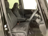女性でも運転がしやすいようにシートの高さ調整機能(シートリフター)がついています。座面も厚みがあり背もたれも高く、ゆったりくつろいでお乗りいただけるシートです。