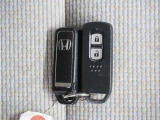 ◆スマートキー◆カギをバッグやポケットに入れたままでもドアロックの開閉ができる『スマートキー』付き!雨天や暗くなってもカギを取り出す必要がなくドアの開錠&エンジンも始動できます