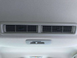 リアシーリングファンからの送風により車内の空気を循環させ、エアコンの効きにくいハイルーフの車内を快適空間に出来るのも喜ばれるポイントの一つで。