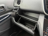 車検証ケースもすっぽりグローブボックス★ 上には小物置きもございます(^^)