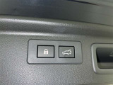 電動式バックドアです。 荷物を持ったままでもボタン一つで自動的に開け閉めできるので便利ですよ。 挟み込み防止機能も付いていますのでお子様の手や荷物を挟み込むのを防いでくれますよ。