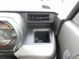 運転席側に便利なドリンクホルダーを装備♪飲み物を手の届きやすい場所に置けて、毎日のドライブに便利です!