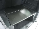 ◆荷室用ユーティリティボード◆荷室を分割して有効活用でき反転させれば濡れたアイテムを載せれます。