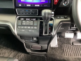 足元スッキリ、インパネシフトです。パーキングブレーキはフットブレーキタイプなので、運転席と助手席の間がスッキリしています。