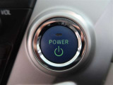 スマートキーを携帯していればキーを取り出さずにドアを施錠&解錠。クルマの始動も可能です。
